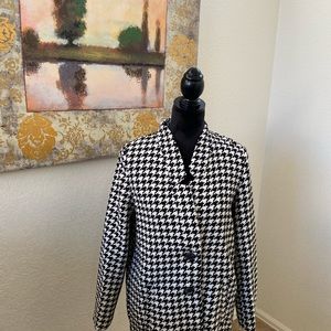 Old navy NWT Houndstooth trench coach. Like new XS